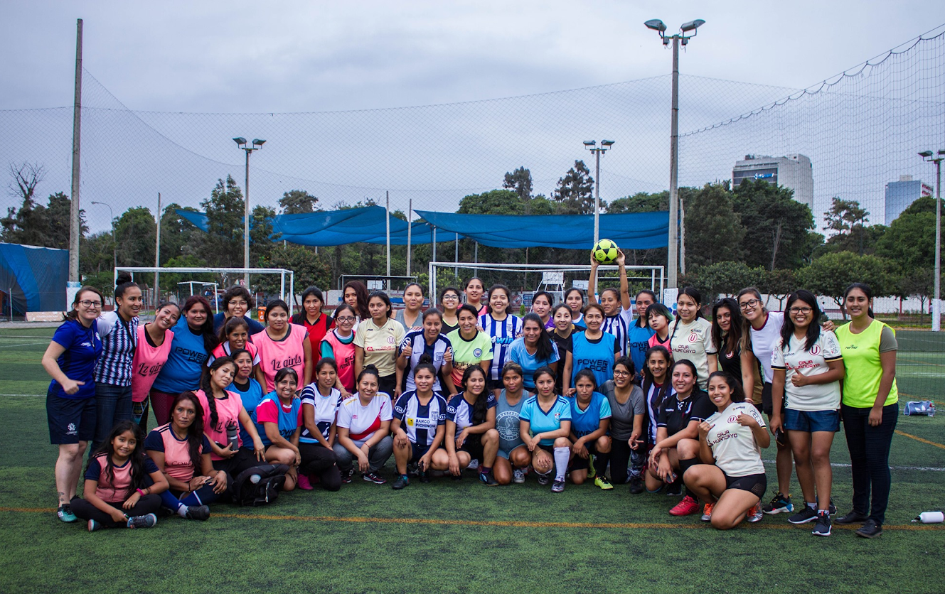 Jugadores en cancha de fútbol