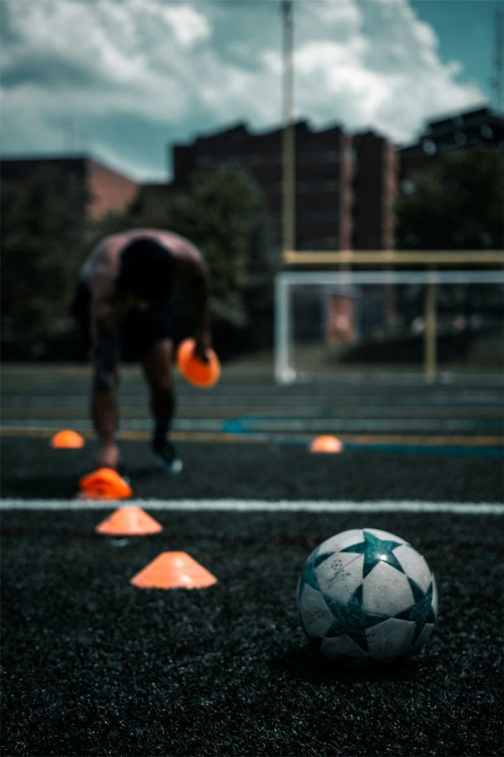 Entrenamiento con conos en una cancha de fútbol