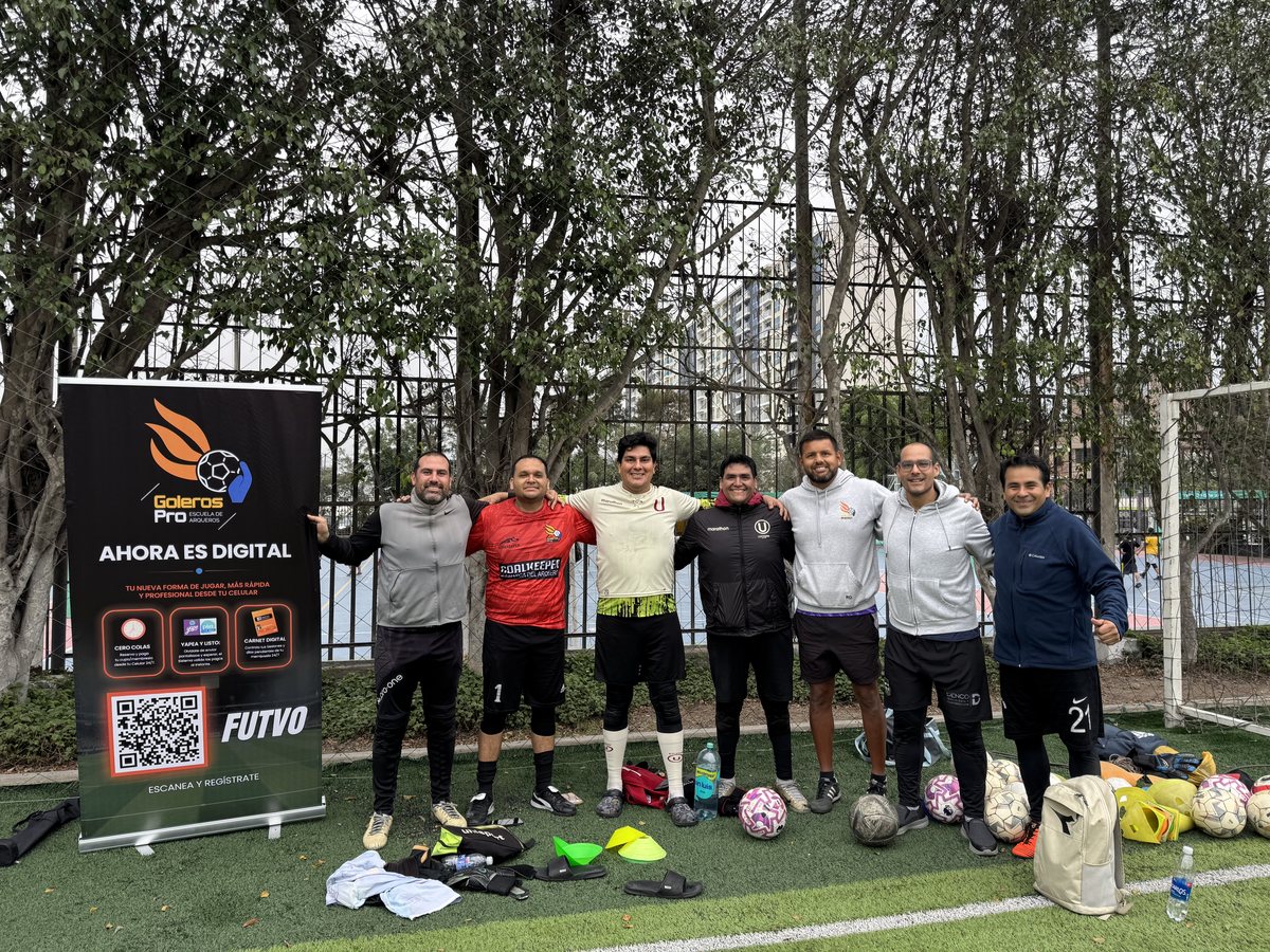 Equipo de Goleros Pro en cancha con el banner de Futvo